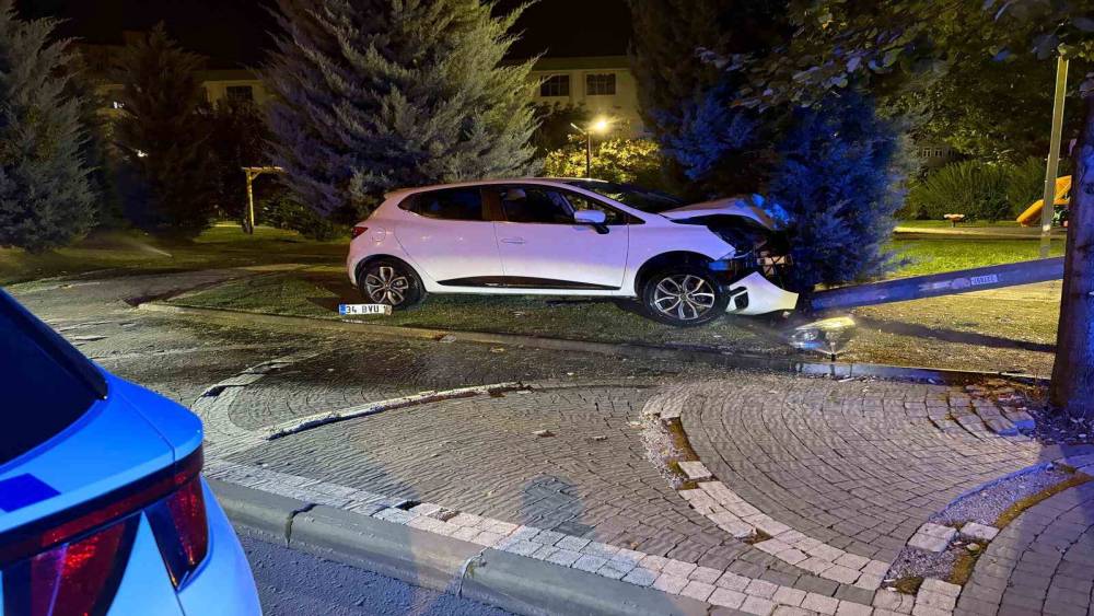Karşı yola ge&ccedil;en otomobil elektrik direğine &ccedil;arparak durabildi
