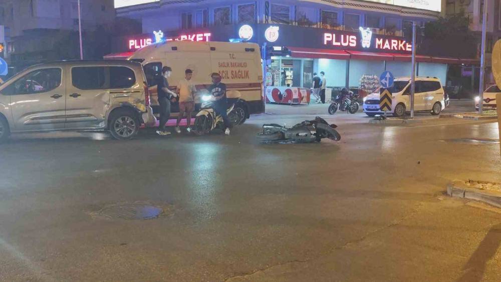 Manavgat&rsquo;ta hafif ticari ara&ccedil; ile &ccedil;arpışan motosikletli yaralandı
