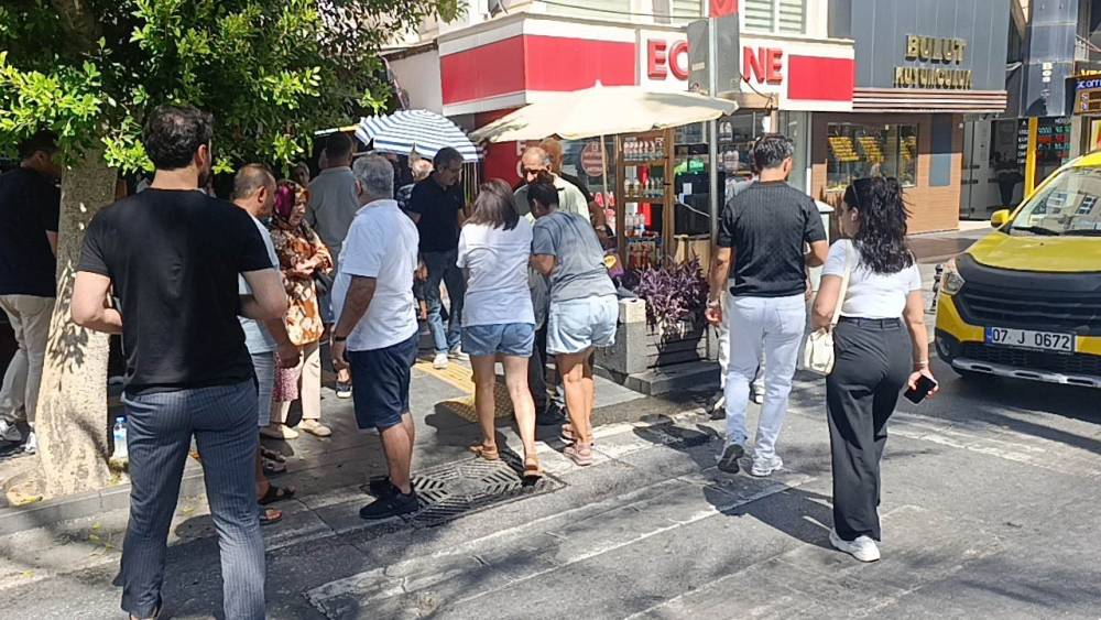 Yayaya yol veren ara&ccedil;ların arasından geldi, yayaya &ccedil;arpıp ka&ccedil;tı
