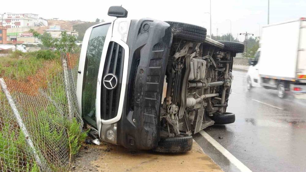 Tuzla&rsquo;da devrilen servis minib&uuml;s&uuml;nde s&uuml;r&uuml;c&uuml; yaralandı
