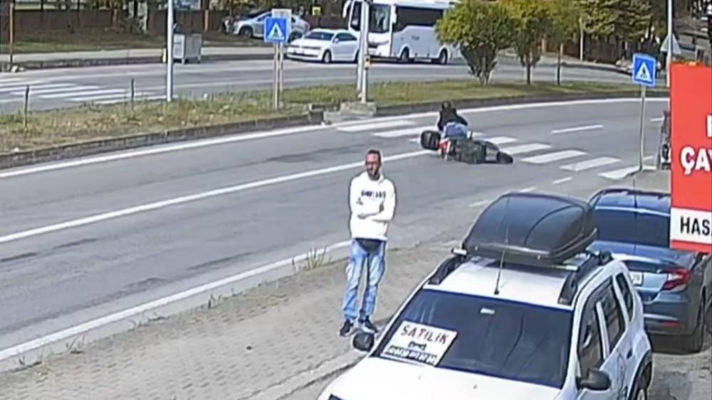 Kırmızı ışığı son anda fark etti, motosikletten d&uuml;şt&uuml;
