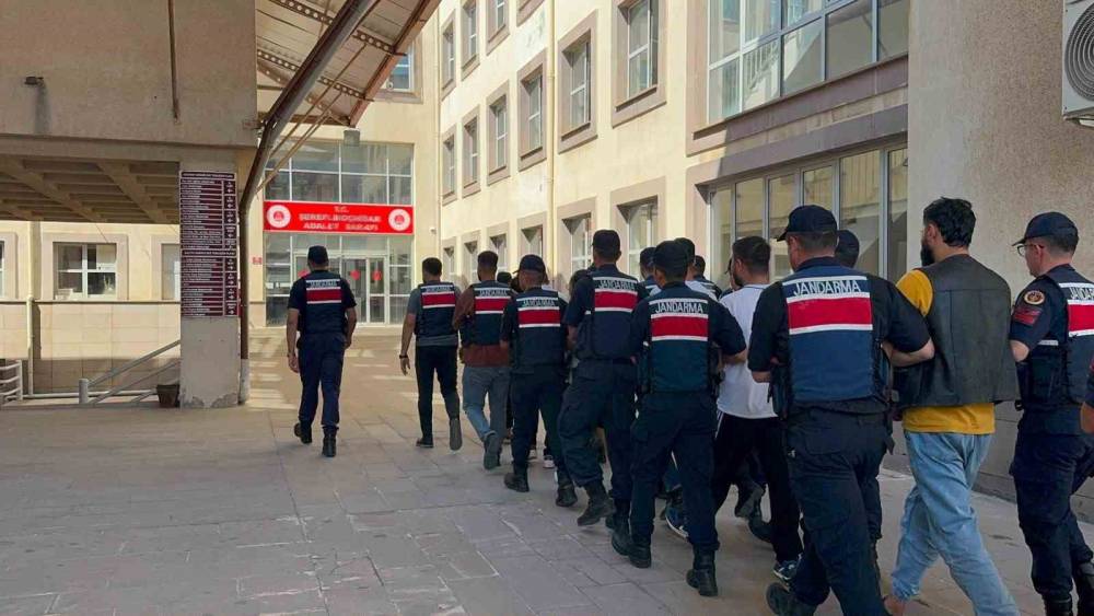 Şerefliko&ccedil;hisar&rsquo;da uyuşturucu operasyonunda 17 g&ouml;zaltı
