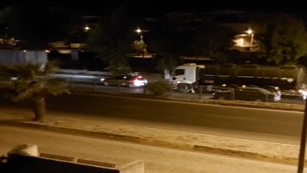 Motosikletiyle bariyerlere &ccedil;arpan gen&ccedil; ağır yaralandı

