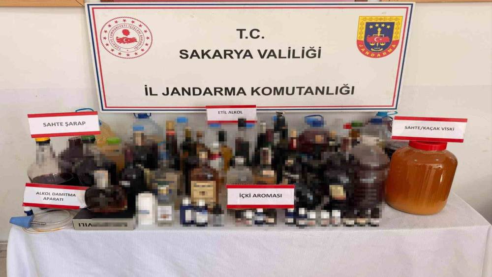 Sakarya&rsquo;da jandarmadan sahte alkol operasyonu: 5 g&ouml;zaltı
