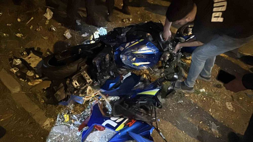 Yolun bittiğini fark etmeyince motosikleti ile boş alana u&ccedil;tu
