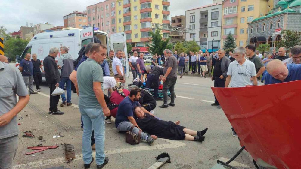 Giresun&rsquo;un Eynesil il&ccedil;esinde kaza sonrası can pazarı yaşandı: 4 yaralı
