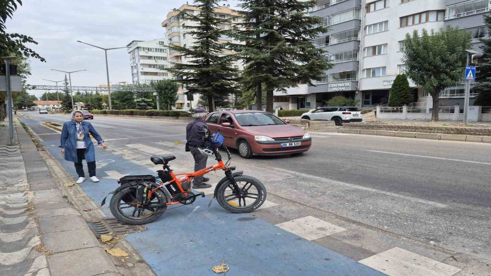 Eskişehir&rsquo;de otomobilin &ccedil;arptığı bisiklet s&uuml;r&uuml;c&uuml;s&uuml; yaralandı
