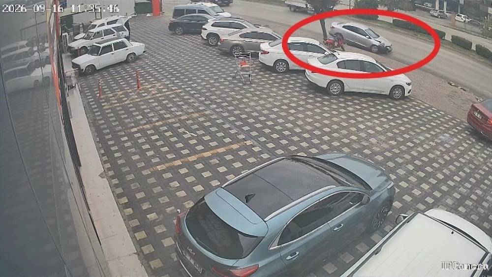 Kontrolden &ccedil;ıkan ara&ccedil; &ouml;nce kamyonete, sonra park halindeki ara&ccedil;lara &ccedil;arptı
