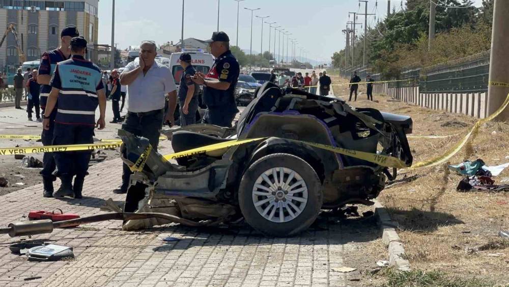 Kazada Fiat otomobil ikiye b&ouml;l&uuml;nd&uuml;: 2 &ouml;l&uuml;, 2 yaralı

