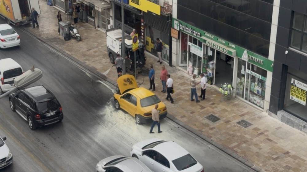 Otomobilde &ccedil;ıkan yangını belediye temizlik iş&ccedil;ileri s&ouml;nd&uuml;rd&uuml;

