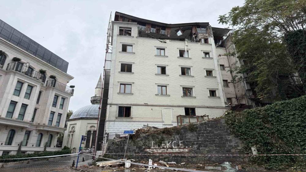 Fatih&rsquo;te boşaltılan otelin &uuml;st katı kısmen &ccedil;&ouml;kt&uuml;: 5 ara&ccedil; hasar g&ouml;rd&uuml;, b&ouml;lge yaya ve ara&ccedil; trafiğine kapatıldı
