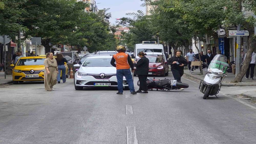 Eskişehir&rsquo;de otomobille motosiklet &ccedil;arpıştı
