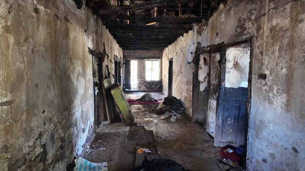 Cinayete kurban giden yaşlı &ccedil;iftin evinden geriye yangın sonrası bu g&ouml;r&uuml;nt&uuml;ler kaldı
