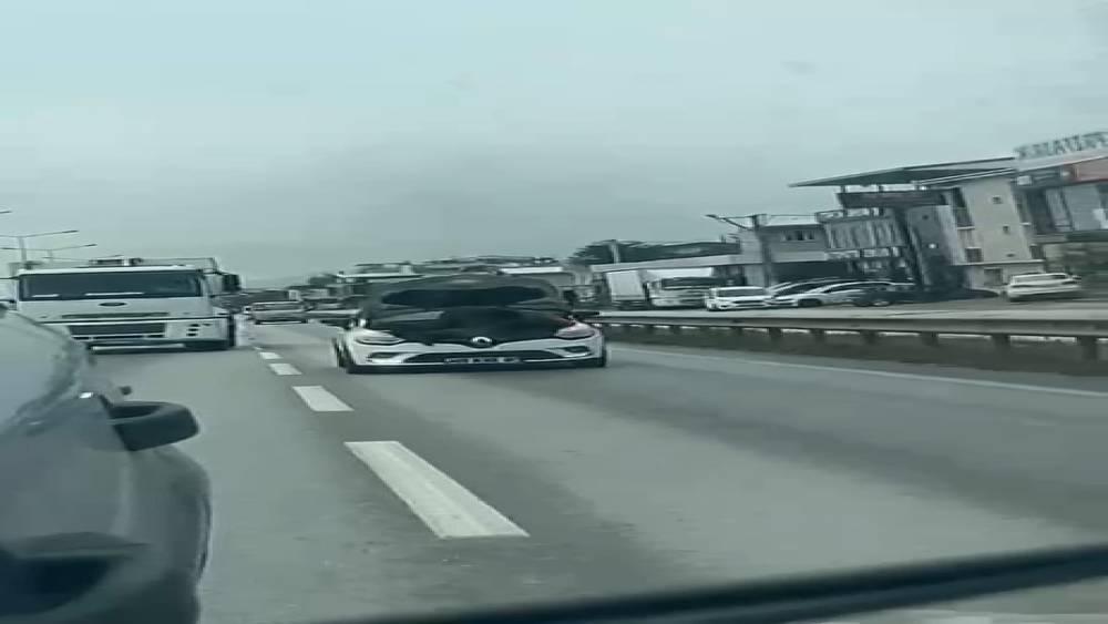 Bursa&rsquo;da seyir halindeki otomobilin kaputunu a&ccedil;arak tamir yaptı
