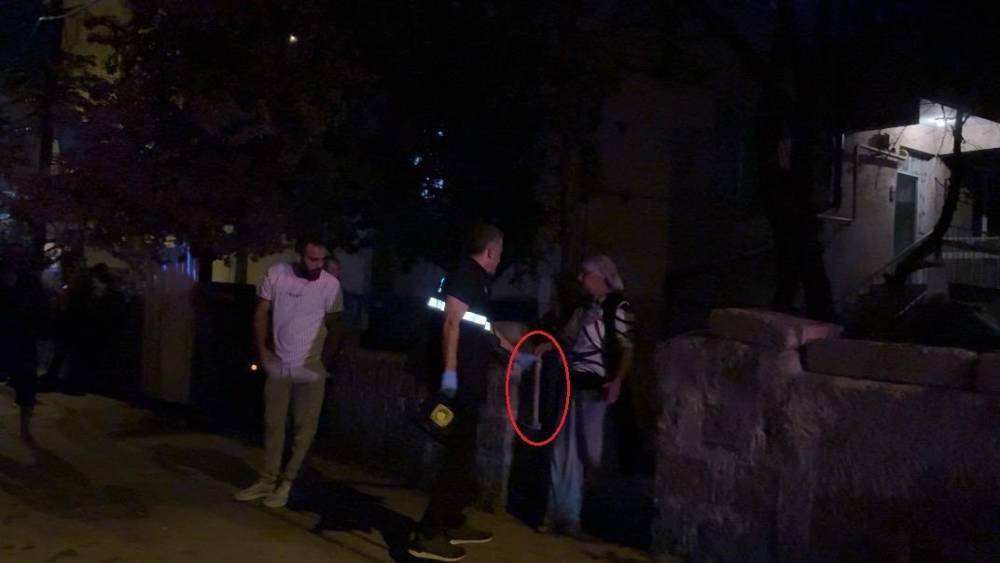 Kayseri&rsquo;deki bı&ccedil;aklı kavgada &ouml;len şahsın, olay &ouml;ncesi keserle y&uuml;r&uuml;d&uuml;ğ&uuml; anlar kameraya yansıdı
