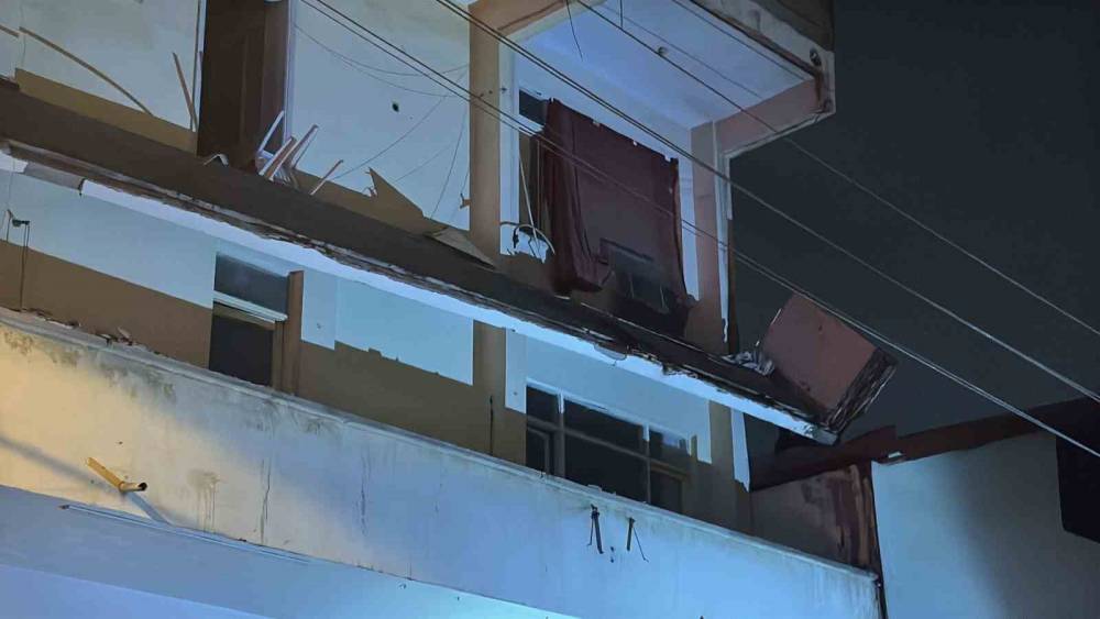 6 ay &ouml;nce boşaltılan binanın balkonu &ccedil;&ouml;kt&uuml;: Bitişiğindeki bina tahliye edildi
