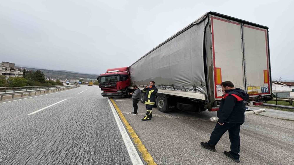 Kastamonu&rsquo;da bariyerlere &ccedil;arpan tır makasladı: 1 yaralı
