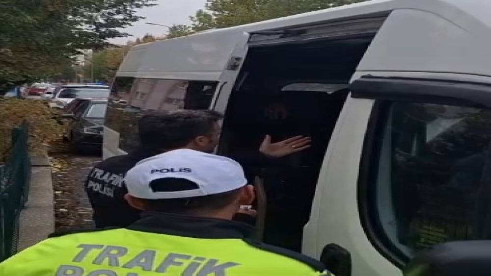 K&uuml;tahya&rsquo;da dur ihtarına uymayan servis şof&ouml;r&uuml; &ouml;ğrencileri ara&ccedil;ta bırakıp ka&ccedil;tı
