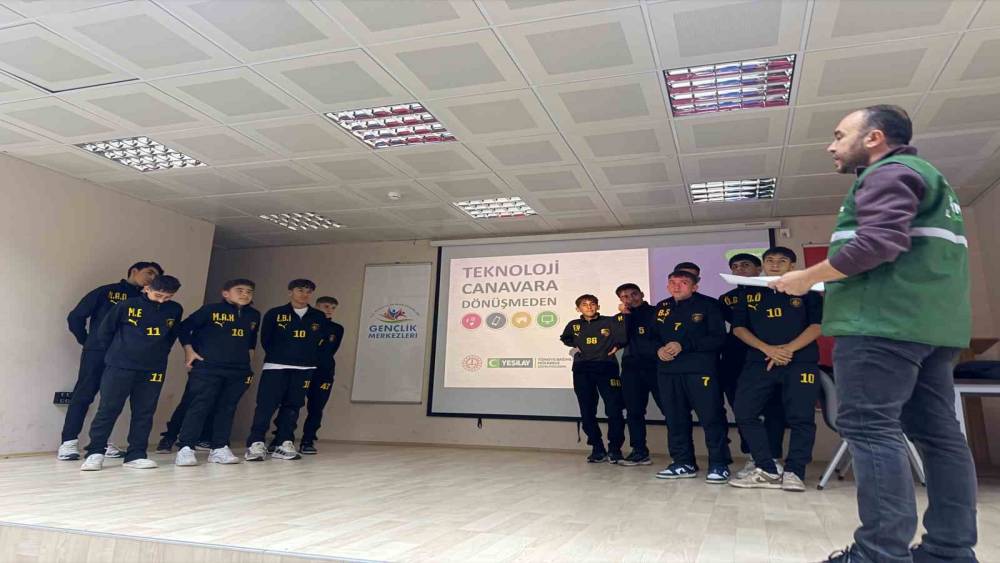 Bayburt&rsquo;ta gen&ccedil; futbolculara bağımlılıkla m&uuml;cadele eğitimi verildi
