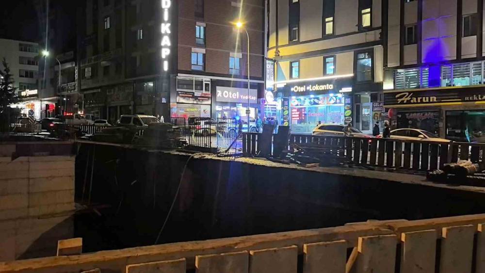 Erzurum&rsquo;da sağanak alarmı: İnşaat alanında &ccedil;&ouml;kme meydana geldi, cadde trafiğe kapatıldı
