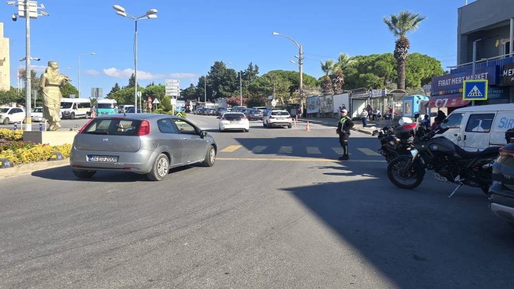&Ccedil;eşme&rsquo;de yayalara yol vermeyen s&uuml;r&uuml;c&uuml;lere ceza
