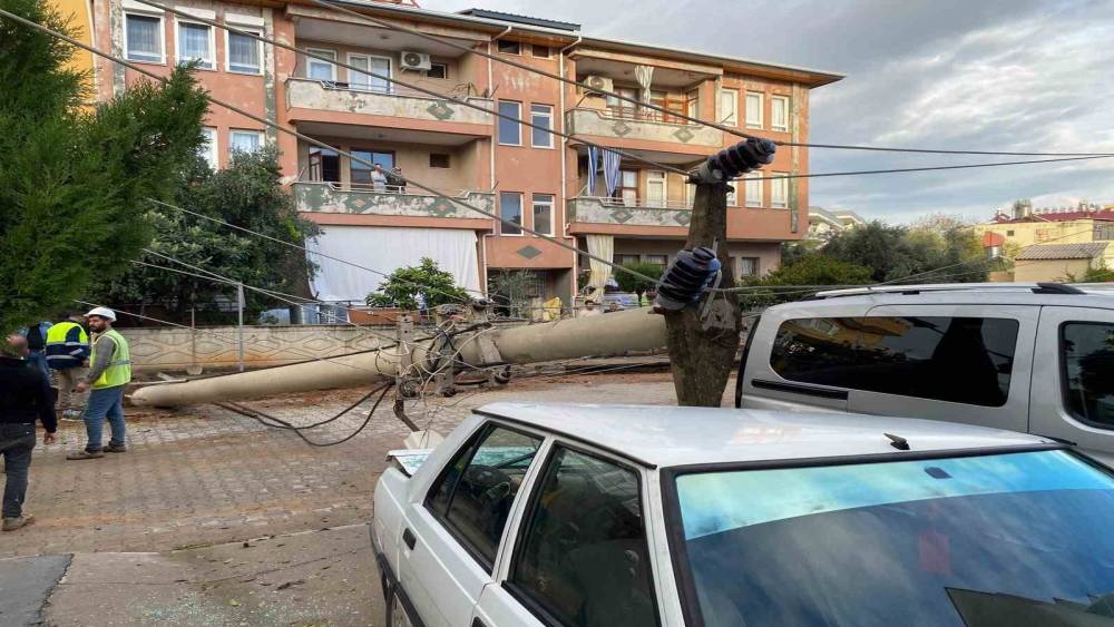Devrilen elektrik direği otomobile &ccedil;ivi gibi saplandı
