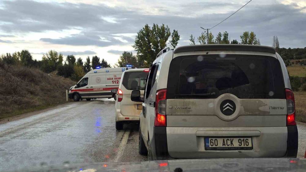 Tokat&rsquo;ta iki aracın kafa kafaya &ccedil;arpıştığı kazada 5 kişi yaralandı
