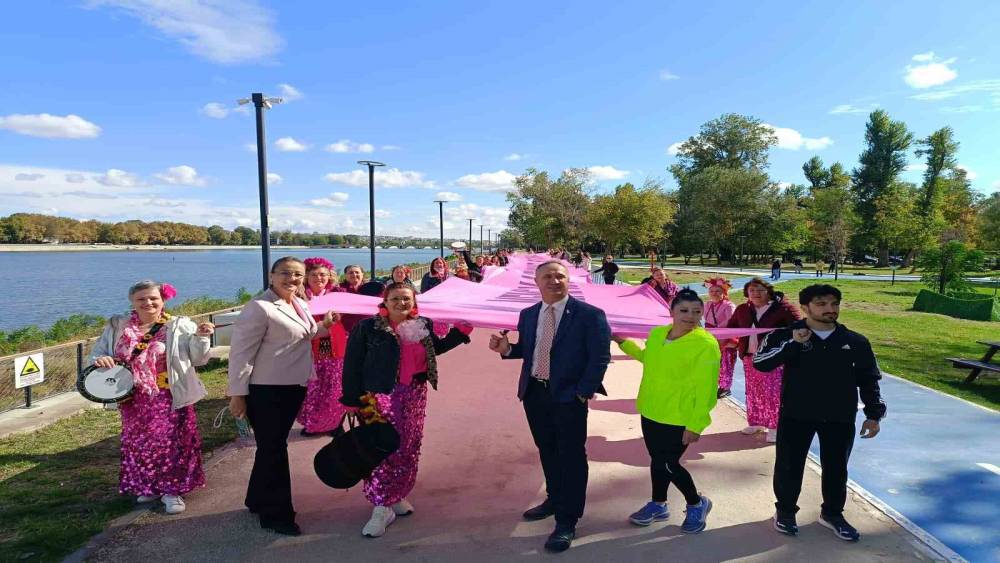 Edirne&rsquo;de 18 metrelik pembe afişle meme kanserine karşı farkındalık mesajı verildi
