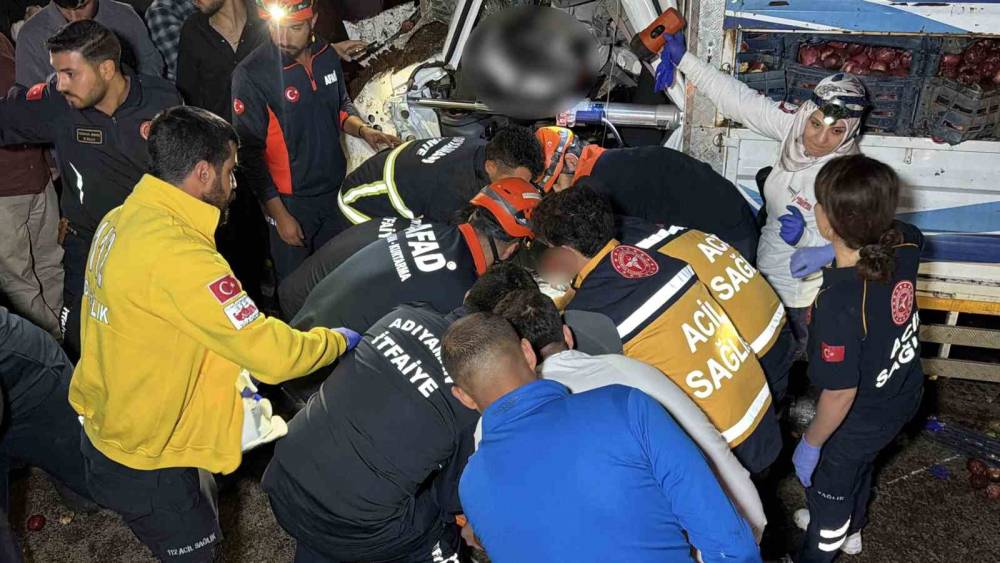 Kamyonet trakt&ouml;re arkadan &ccedil;arptı: 1 &ouml;l&uuml;, 1 yaralı

