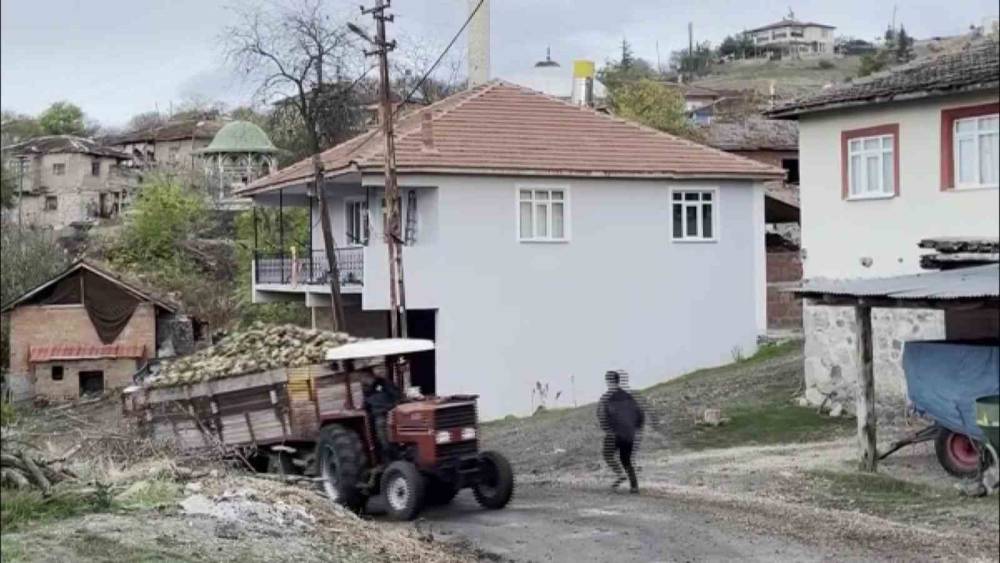 Amasya’da pancar yüklü traktör römorku devrildi: Kaza anı kamerada
