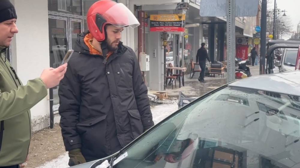 Erzincan&rsquo;da su tahliye borusu park halindeki aracın &uuml;zerine d&uuml;şt&uuml;
