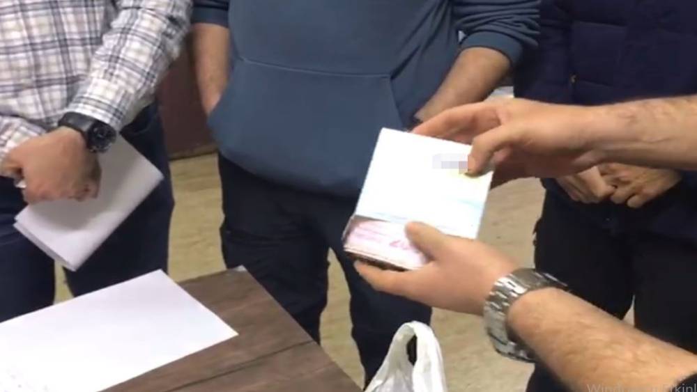 Sağlık &ccedil;alışanı bulduğu parayı hasta yakınlarına teslim etti
