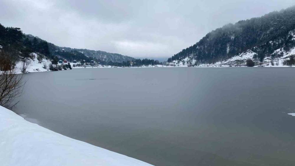 &Ccedil;ubuk g&ouml;l&uuml; buz tuttu
