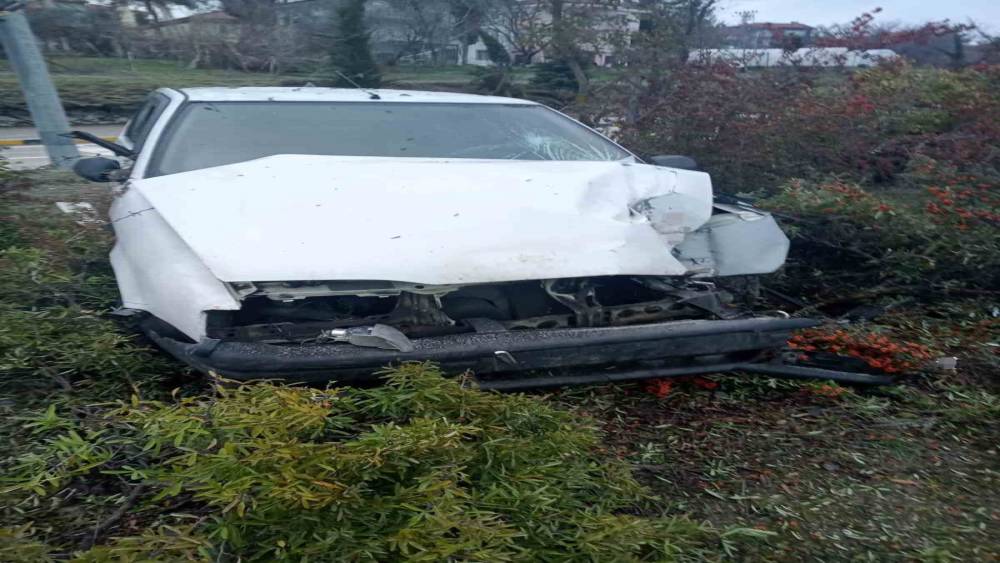 Kamyonet ile &ccedil;arpışan otomobildeki 3 kişi yaralandı
