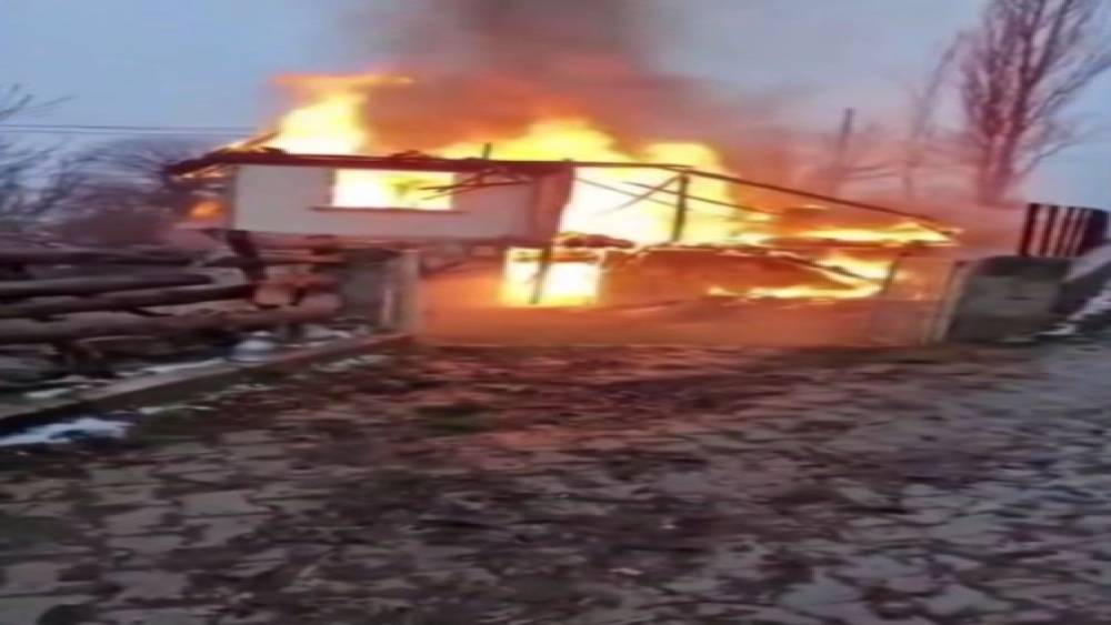 Sinop&rsquo;ta iki katlı k&ouml;y evi yanarak k&uuml;l oldu
