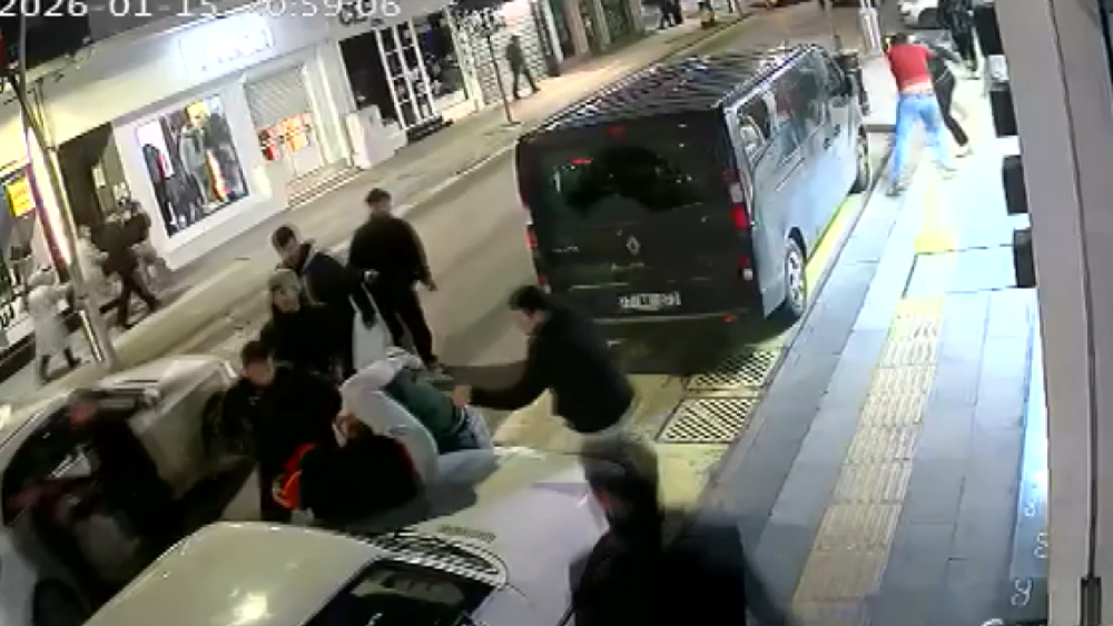 Yalova&rsquo;da 9 kişilik grubun esnafa saldırdığı anlar kamerada
