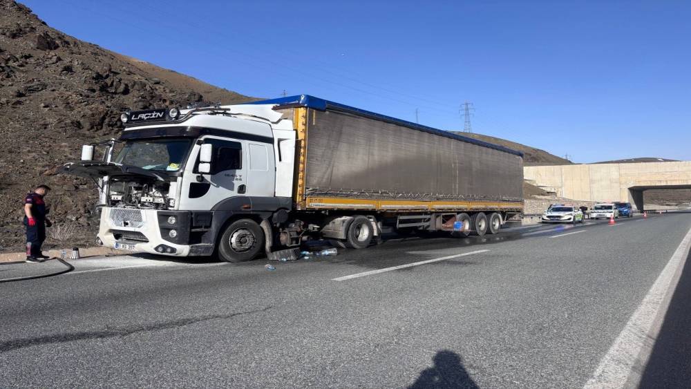 Erzincan&rsquo;da seyir halindeki tırda &ccedil;ıkan yangın s&ouml;nd&uuml;r&uuml;ld&uuml;
