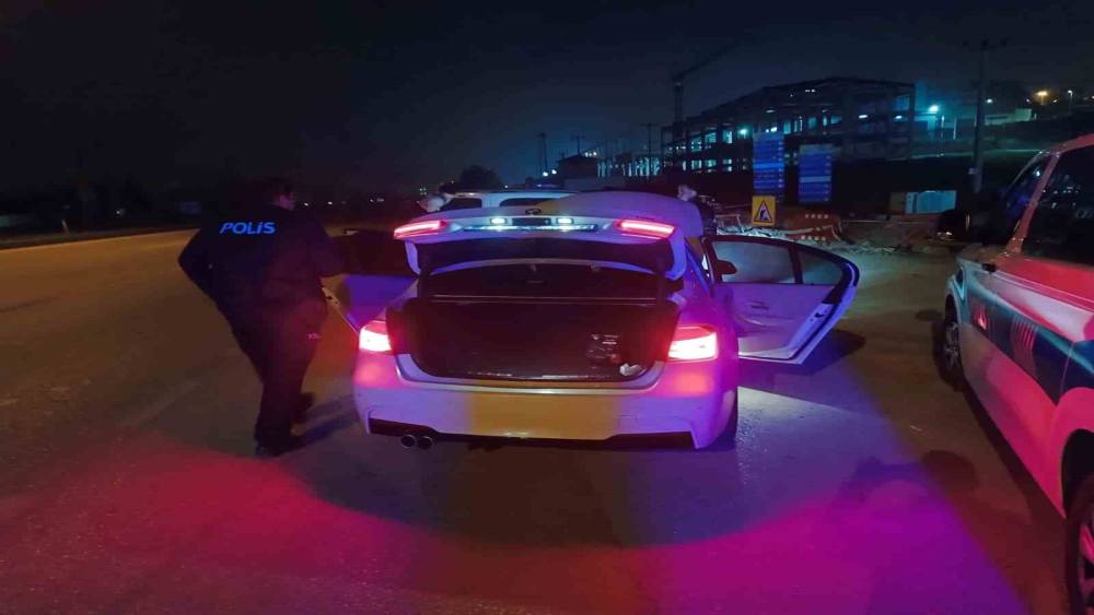 Bursa&rsquo;da gece yarısı hesaplaşma, aracın &ouml;n&uuml;n&uuml; kesip ateş a&ccedil;tı
