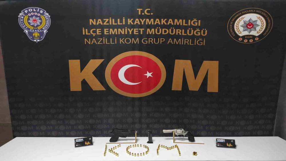 İşyerinde ruhsatsız silahlarla yakalandı
