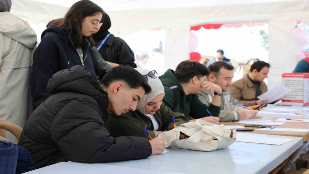 &Uuml;niversite &ouml;ğrencilerinden 3 g&uuml;nde 556 &uuml;nite kan toplandı
