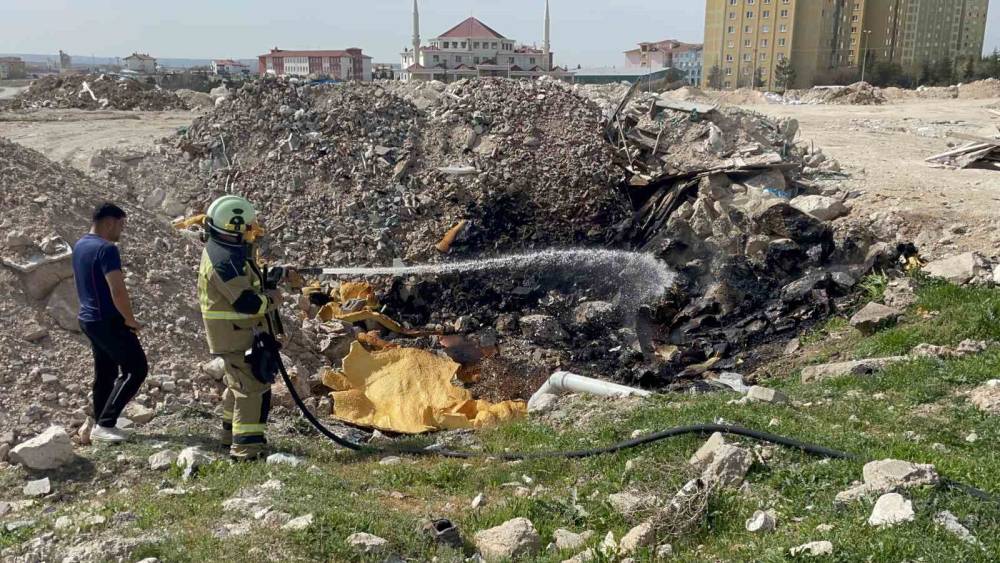 Tutuşan atık malzemeler itfaiye ekiplerince s&ouml;nd&uuml;r&uuml;ld&uuml;
