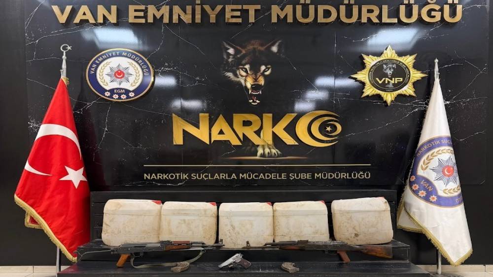 Başkale&rsquo;de 162 kilo asetik anhidrit maddesi ele ge&ccedil;irildi
