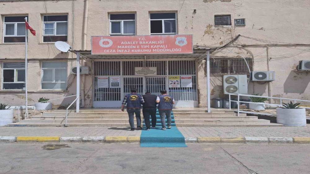 Mardin&rsquo;de 50 yıl cezası bulunan 2 firari yakalandı
