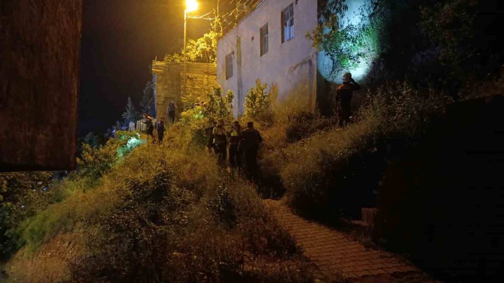 Sokak ortasında rastgele ateş a&ccedil;tı: 1&rsquo;i kadın 2 kişi yaralandı
