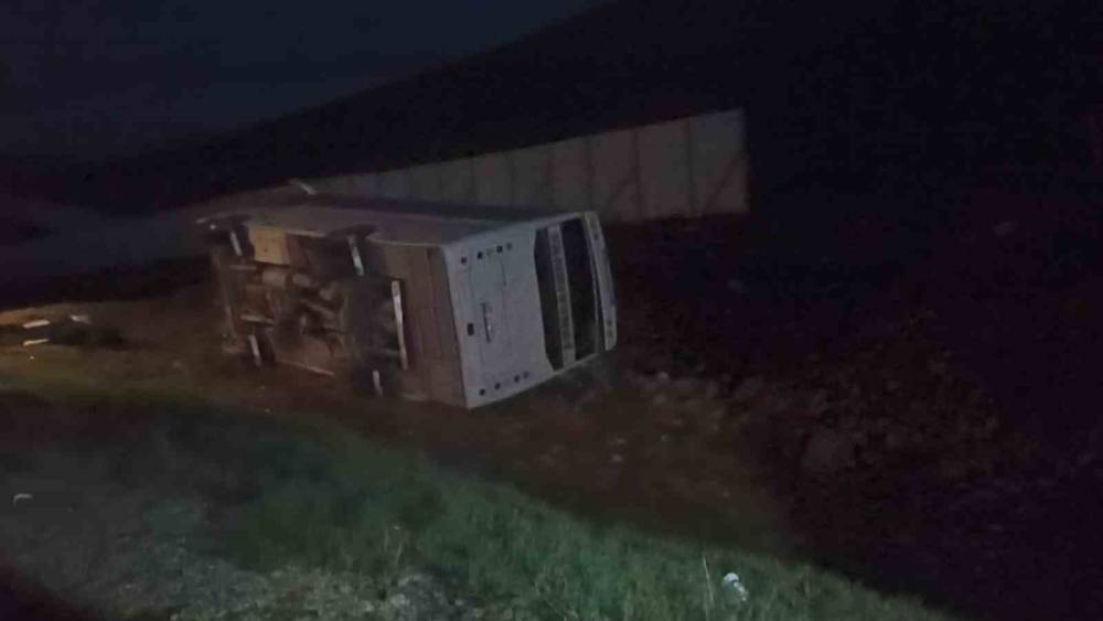 Taraftarları taşıyan midib&uuml;s devrildi, 27 taraftar yaralandı
