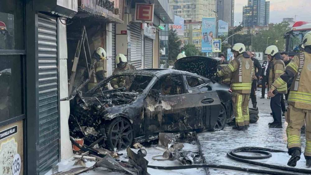 Şişli&rsquo;de l&uuml;ks ara&ccedil; d&uuml;kkana girdi: 2 yaralı
