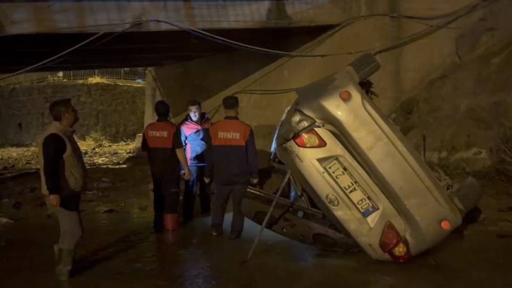 Osmaniye&rsquo;de otomobil k&ouml;pr&uuml;den su kanalına u&ccedil;tu: 3 yaralı
