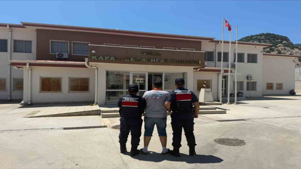 Kuşadası&rsquo;nda uyuşturucu satıcısı yakalandı
