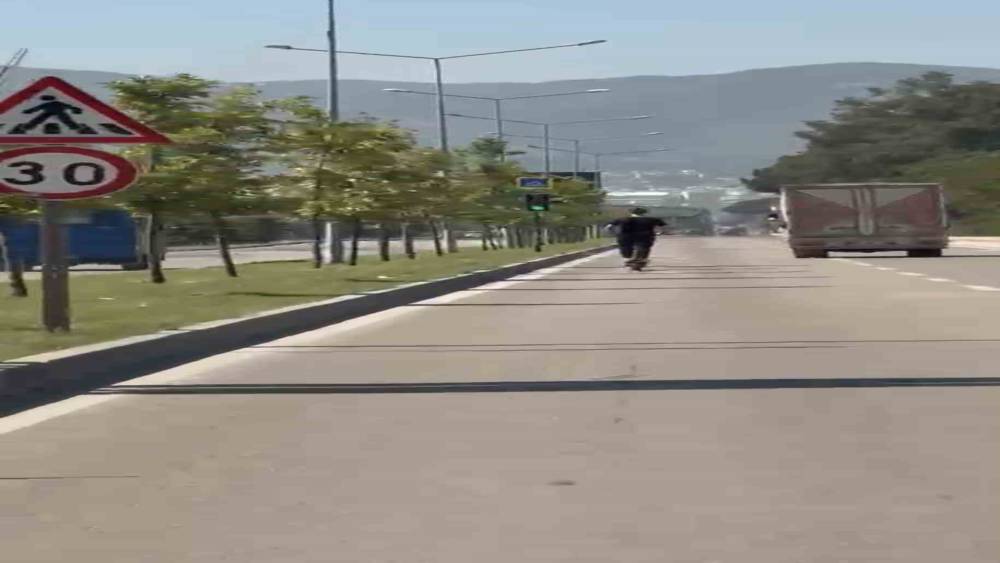 Elektrikli scooter &uuml;zerinde tehlikeli yolculuk kamerada
