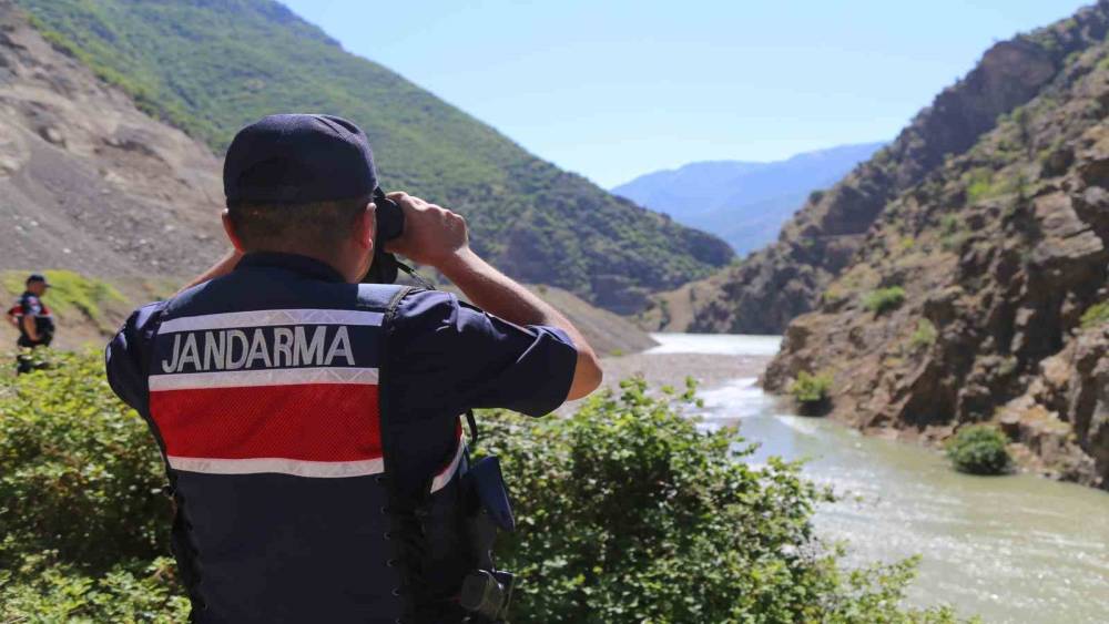 Artvin&rsquo;in Şavşat Deresi&rsquo;nde kayıp baba ve oğlunu arama &ccedil;alışmaları s&uuml;r&uuml;yor
